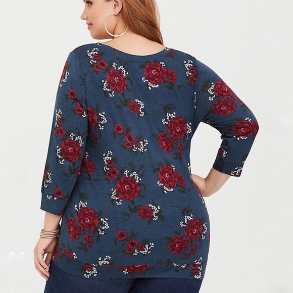 TORRID BLUE FLORAL V-NECK BANDED TEE 2 - Picture 2 of 10